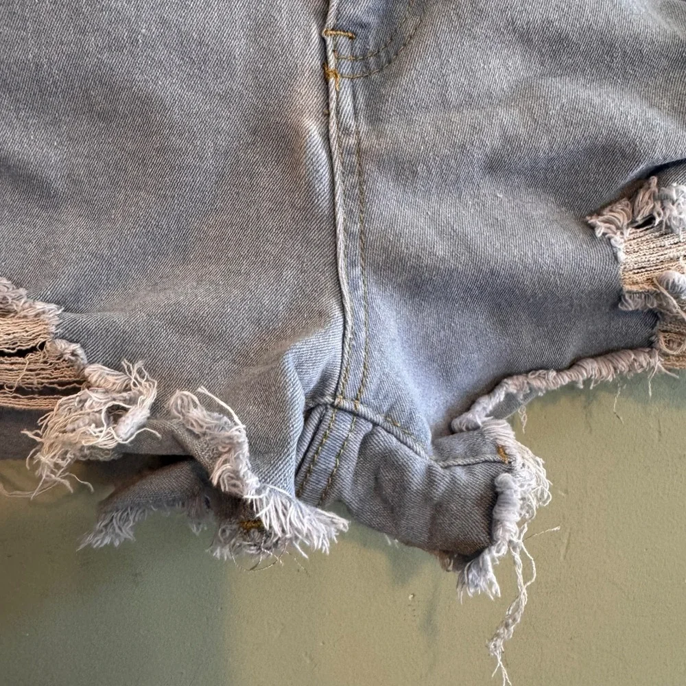Between Us Distressed Light Wash Denim‎ Cut Off Shorts Womens Size 13 High Rise